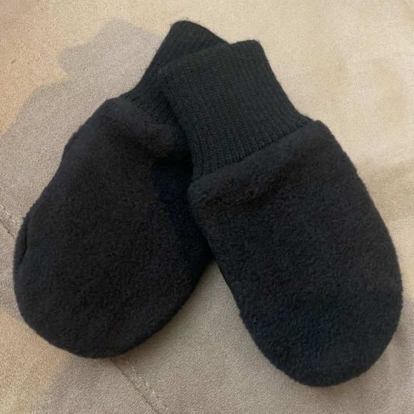 GAP Mittens  - Picture 3 of 4